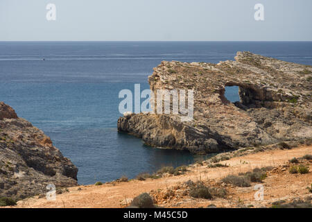 Finestra di roccia a Comino, che è la terza più grande isola di Malta. Foto Stock