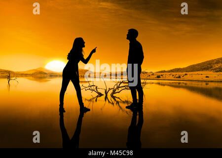 Immagine composita di bruna arrabbiato grida al ragazzo Foto Stock