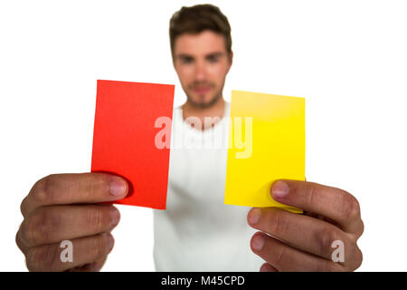 Bello sostenitore di colore rosso e cartellini gialli Foto Stock