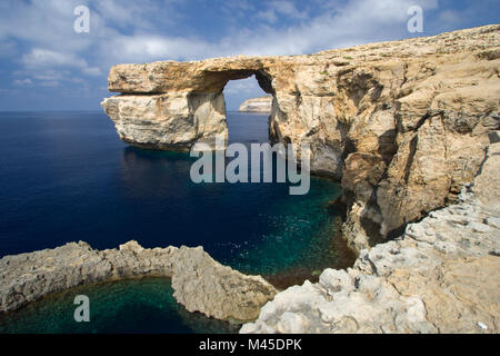 La famosa Azure Window in Dwejra, Gozo con in primo piano. Foto Stock