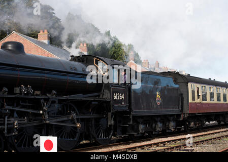 Thompson B1 locomotore lasciando la stazione di Whitby Foto Stock