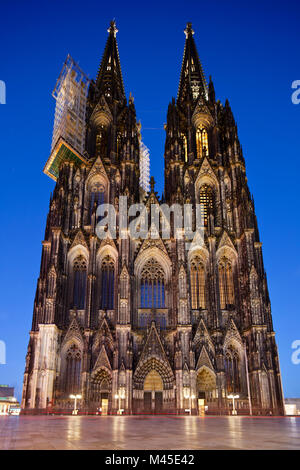 La famosa cattedrale di Colonia di notte con profondo cielo blu, il portale anteriore vista. Il colpo è la vista prospettica parzialmente corretti mediante spostamento della lente. Foto Stock