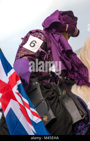 Esecuzione di cavalli e bowman arcieri a cavallo presso il carnavale annuale, Port Douglas North Queensland, Australia Foto Stock