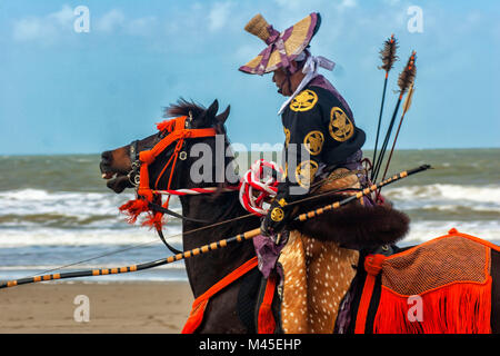 Esecuzione di cavalli e bowman arcieri a cavallo presso il carnavale annuale, Port Douglas North Queensland, Australia Foto Stock