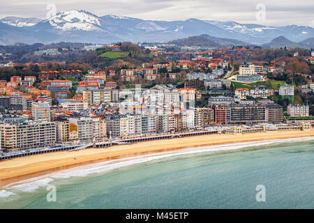 Viev di San Sebastian's La Concha Bay Beach in inverno Foto Stock