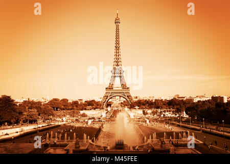 Torre Eiffel visto dalla fontana al Jardins du Trocadero Foto Stock