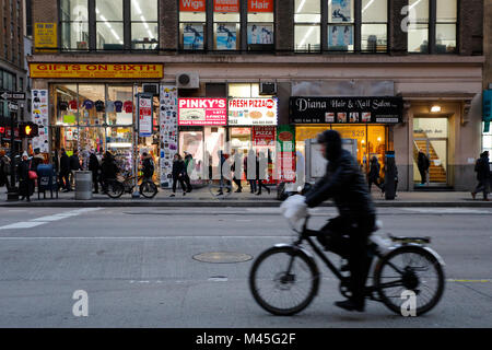 Parrucchieri, 99 cent pizza, turistico e negozio di articoli da regalo negozi nel centro di Manhattan, New York, NY. (Febbraio 2018) Foto Stock