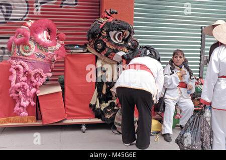 Le donne che partecipano a festa del nuovo anno a Città del Messico Chinatown prendere una pausa dai festeggiamenti. Foto Stock