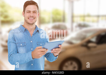 Immagine composita di uomo con tavoletta digitale su sfondo bianco Foto Stock