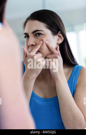 Donna infelice con irritazione della pelle pulizia viso Foto Stock