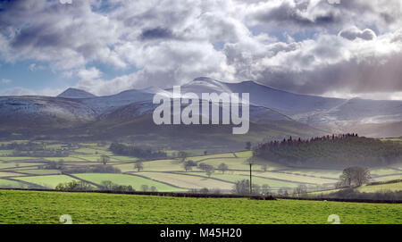 Il Brecon Beacons mountain range, mostrando Pen y la ventola e il mais DDU Foto Stock