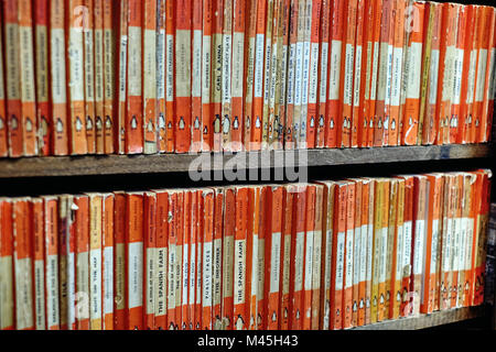 Penguin books in vendita in una seconda mano bookshop Foto Stock