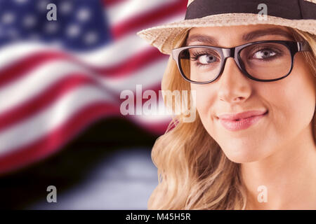Immagine composita di una splendida bionda hipster sorridente Foto Stock