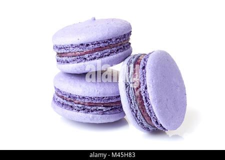 Tre violetta macarons su bianco Foto Stock