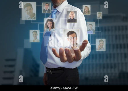 Immagine composita di imprenditore tenendo fuori mano Foto Stock