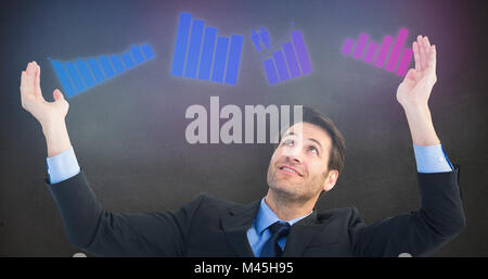Immagine composita di imprenditore il tifo con le mani alzate Foto Stock