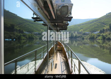 Un perfetto riflesso sull'acqua mentre fate una crociera sul fiume Douro per lo spirito di Chartwell Foto Stock