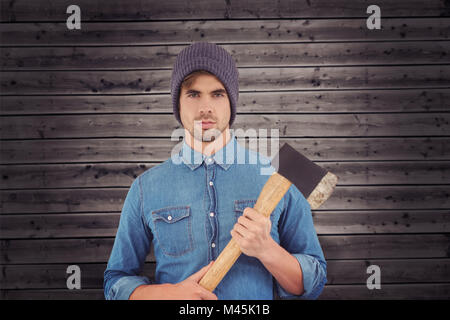 Immagine composita del ritratto di gravi hipster holding ax Foto Stock