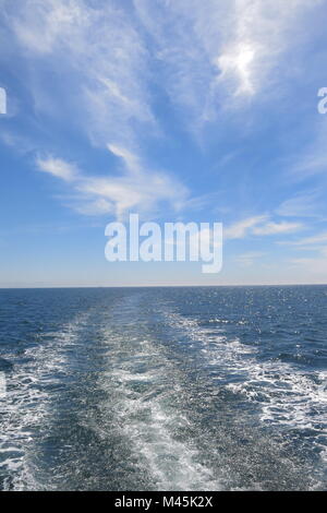 L azzurro del mare e del cielo di soddisfare all'orizzonte, San Diego Bay Foto Stock