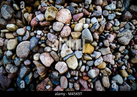 Liscia belle pietre colorate in estate mare spiaggia. Foto Stock