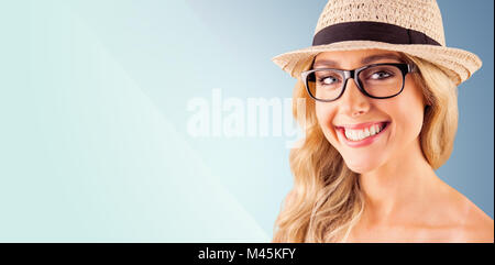 Immagine composita di una splendida bionda hipster sorridente Foto Stock