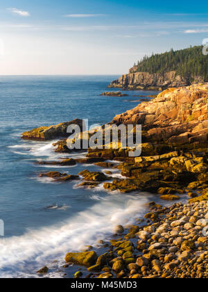 Vista la mattina su un monumento Cove e Otter punto, lungo la costa del Maine, Parco Nazionale di Acadia, vicino a Bar Harbor, Maine, Stati Uniti d'America. Foto Stock