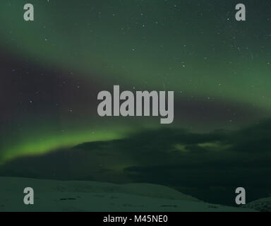 Aurora boreale su paesaggi innevati di notte, Finnmark, Norvegia Foto Stock