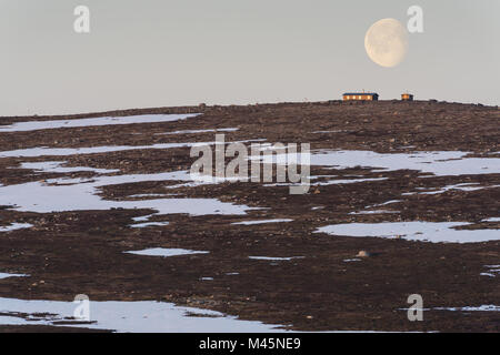 Cabine in sole di mezzanotte, Dundret, Lapponia, Svezia Foto Stock