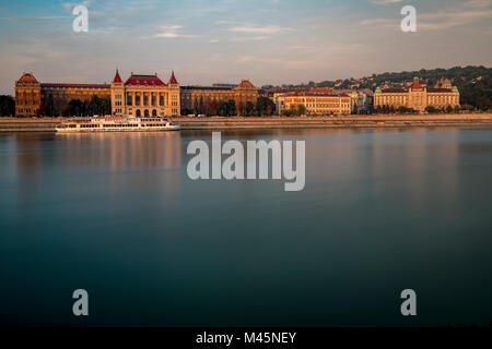 Budapest Università di tecnologia ed economia con Danubio,Budapest, Ungheria Foto Stock