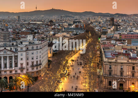 Skyline della città e la rambla pedonale e commerciale di Barcellona, in Catalogna, Spagna Foto Stock