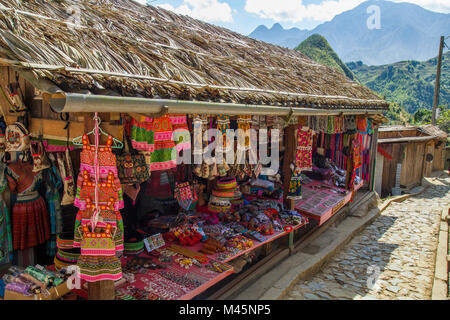 Negozi e magazzini con negozio di souvenir a livello locale Cat Cat villaggio nella valle di Sapa Vietnam Foto Stock