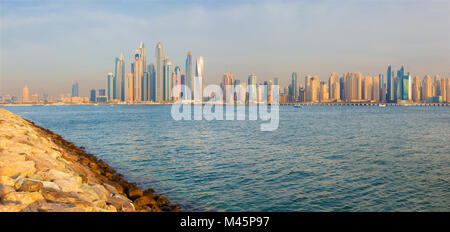 Dubai - Serata panorama di Marina Towers dal Palm Island. Foto Stock