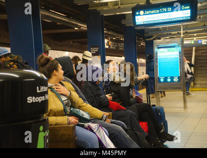 Tormentare weekend alla metropolitana piloti attendere un treno all'Broadway-Lafayette nella metropolitana di New York il sabato 10 febbraio, 2018. Come è solitamente il caso, lavoro di manutenzione fatto durante il fine settimana distrugge la frequenza e le rotte di più linee di metropolitana. (© Richard B. Levine) Foto Stock