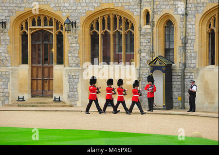 Queen's protezioni,Guardia reale al Castello di Windsor,Windsor,Gran Bretagna,l'Europa Foto Stock