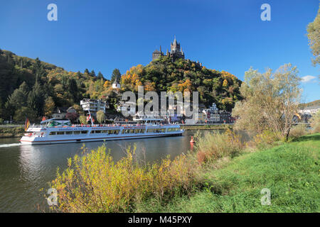 Vista sulla Moselle al castello di Cochem in autunno,Cochem,Renania-Palatinato, Germania Foto Stock