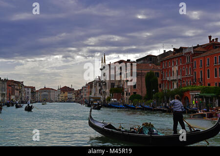 Gondole a Venezia è il principale mezzo di trasporto pubblico. La foto è stata scattata durante la mia visita a Venezia nel 2016 Foto Stock