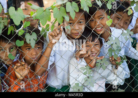Locali scolari birmano in Myanmar Foto Stock