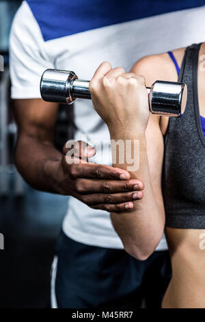Immagine ritagliata di maschio formatore assistere montare donna Foto Stock
