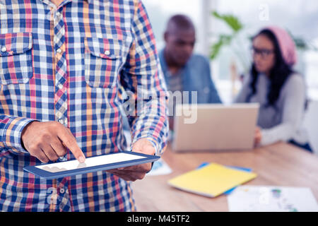 La sezione centrale del business man con tavoletta digitale Foto Stock