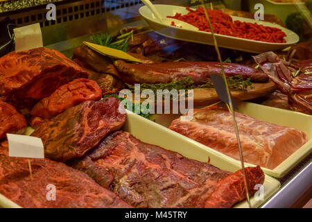 Grande assortimento di carne immessi sul contatore nel locale mercato di Helsinki Foto Stock