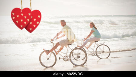 Immagine composita della coppia felice su una corsa in bicicletta Foto Stock