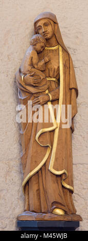 Londra, Gran Bretagna - 16 settembre 2017: la moderna scolpita la Madonna nella chiesa di Sant'Andrea Holborn da 20. cento. Foto Stock