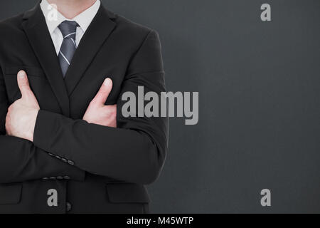 Immagine composita di metà sezione di imprenditore con le braccia incrociate Foto Stock