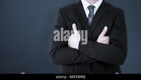 Immagine composita di metà sezione di imprenditore con le braccia incrociate Foto Stock