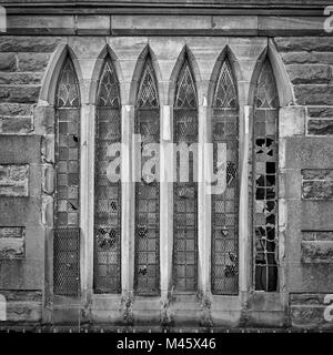 Vetri rotti su un ora chiesa abbandonata nella cittadina Scozzese di Clydebank. Foto Stock