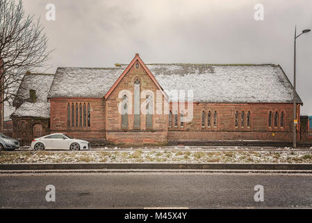 Vetri rotti e decadenti tetto su un ora chiesa abbandonata nella cittadina Scozzese di Clydebank. Foto Stock