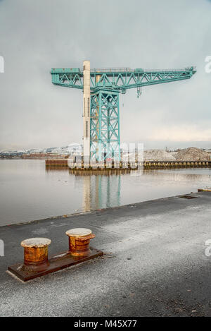 La grande gru titano che si siede da solo all'ora demolito sito di John Brown's cantiere in Clydebank. La gru è stata la prima del suo genere nel wor Foto Stock