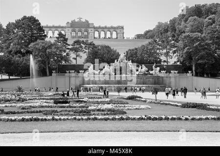 VIENNA, Austria - 30 luglio 2014: il castello di Schonbrunn - Gloriette e giardino e la fontana di Nettuno. Foto Stock