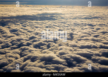 Il cloudscape dall aereo in controluce. Foto Stock
