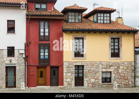 Tipica architettura nella vecchia città di Llanes. Asturias. Spagna. Foto Stock